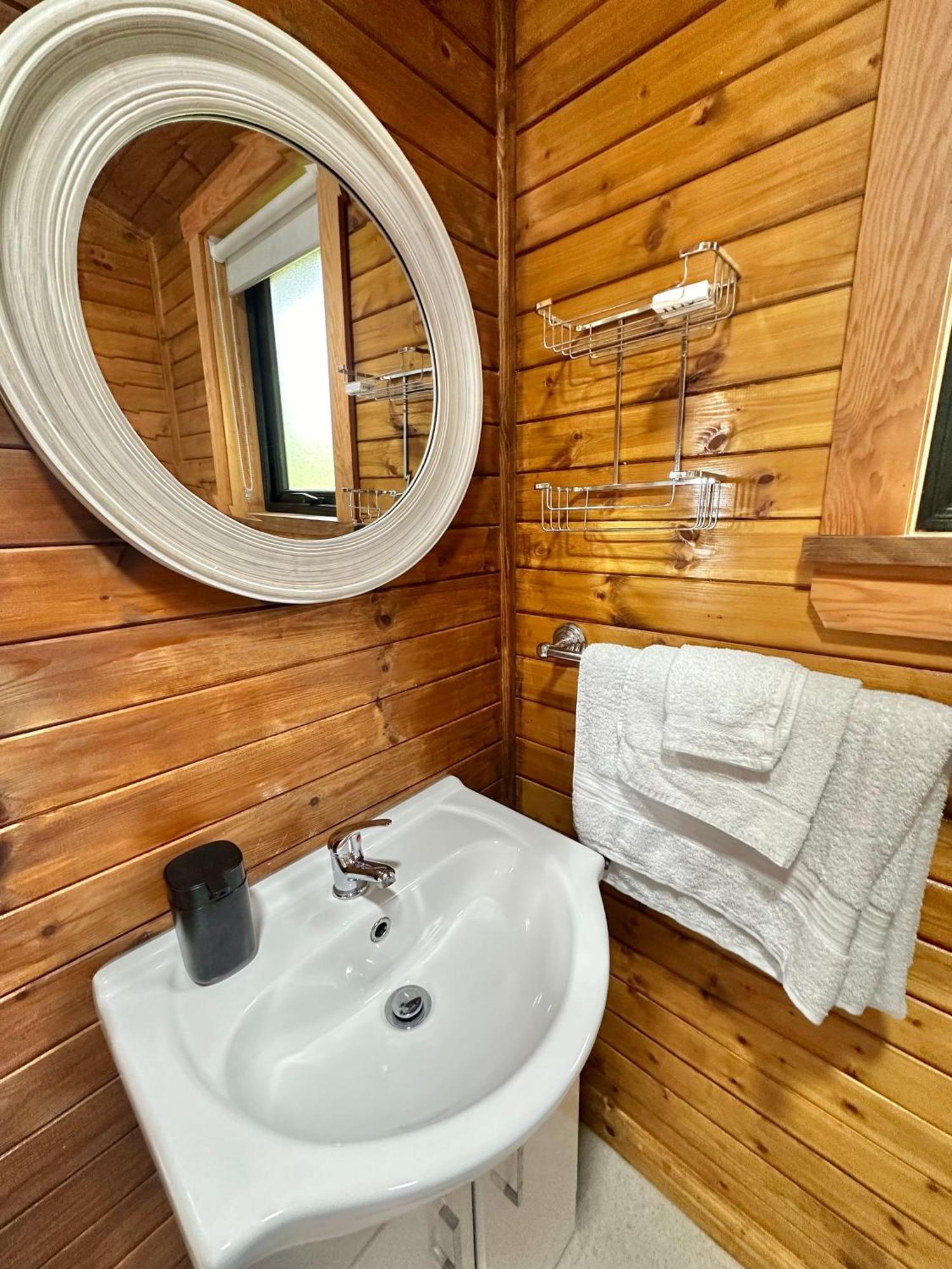 Cosy Portmor Log Cabin- Sea Views, Deck & Relaxation Malin Head Exteriér fotografie